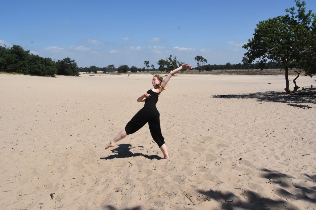 Dance meisje in het zand